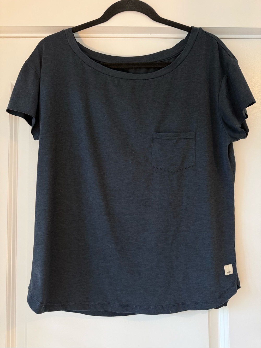 Vuori Lux Performance Pocket Tee Shirt Size Medium Navy Blue Athletic